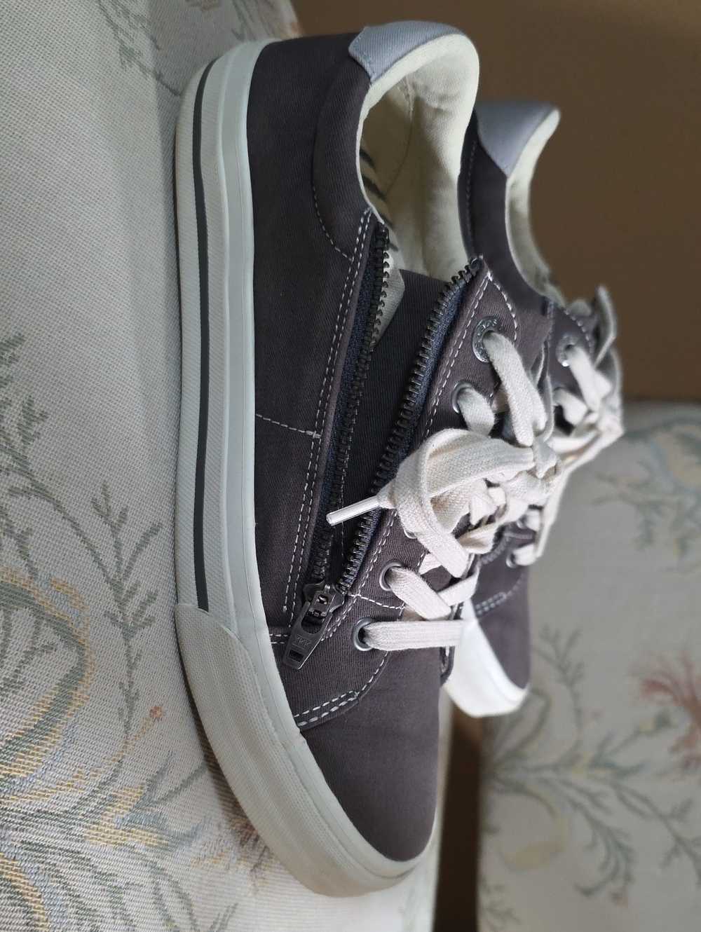 Taos Womens Sneakers Size 9